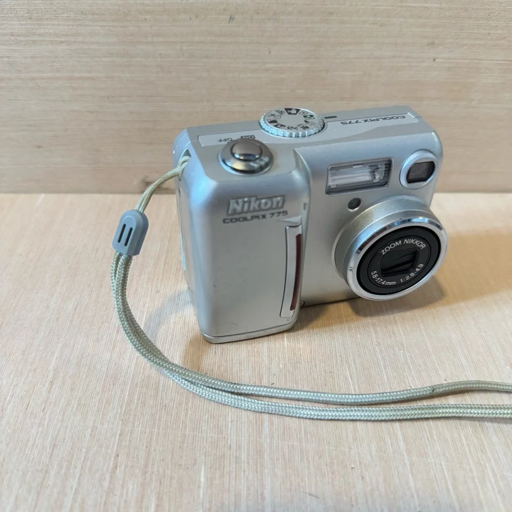 Nikon COOLPIX 775 2.0MP Digital Camera Silver “UNTESTED”Turns On No Charger Read